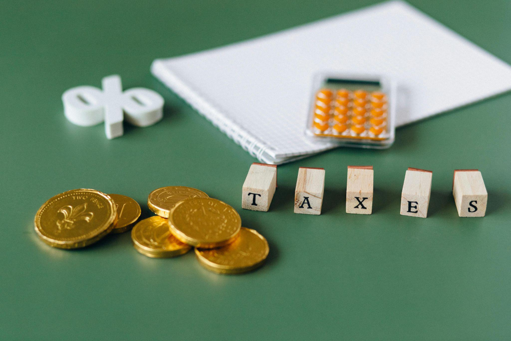 A collection of letter cubes, coins, a calculator, and a notebook